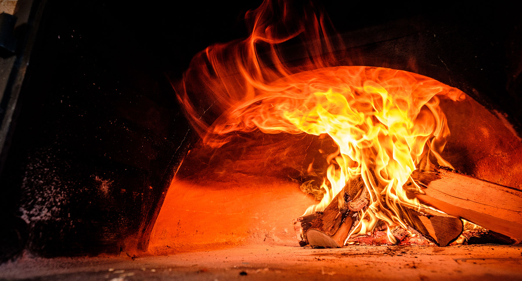 de houtkachel opstoken met droog haardhout